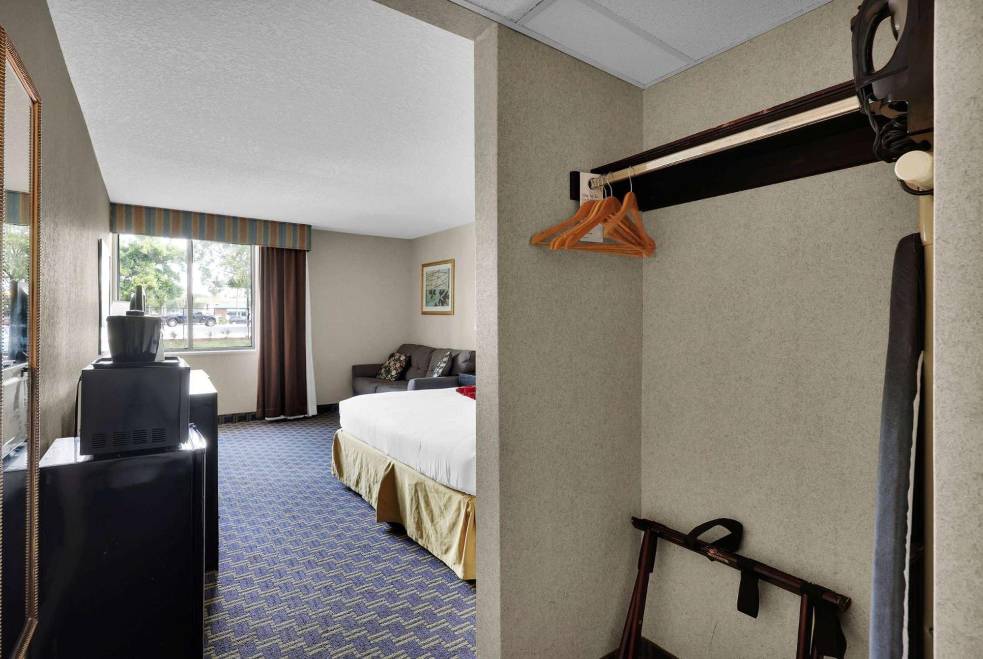 Ramada By Wyndham Jacksonville I-95 By Butler Blvd Extérieur photo