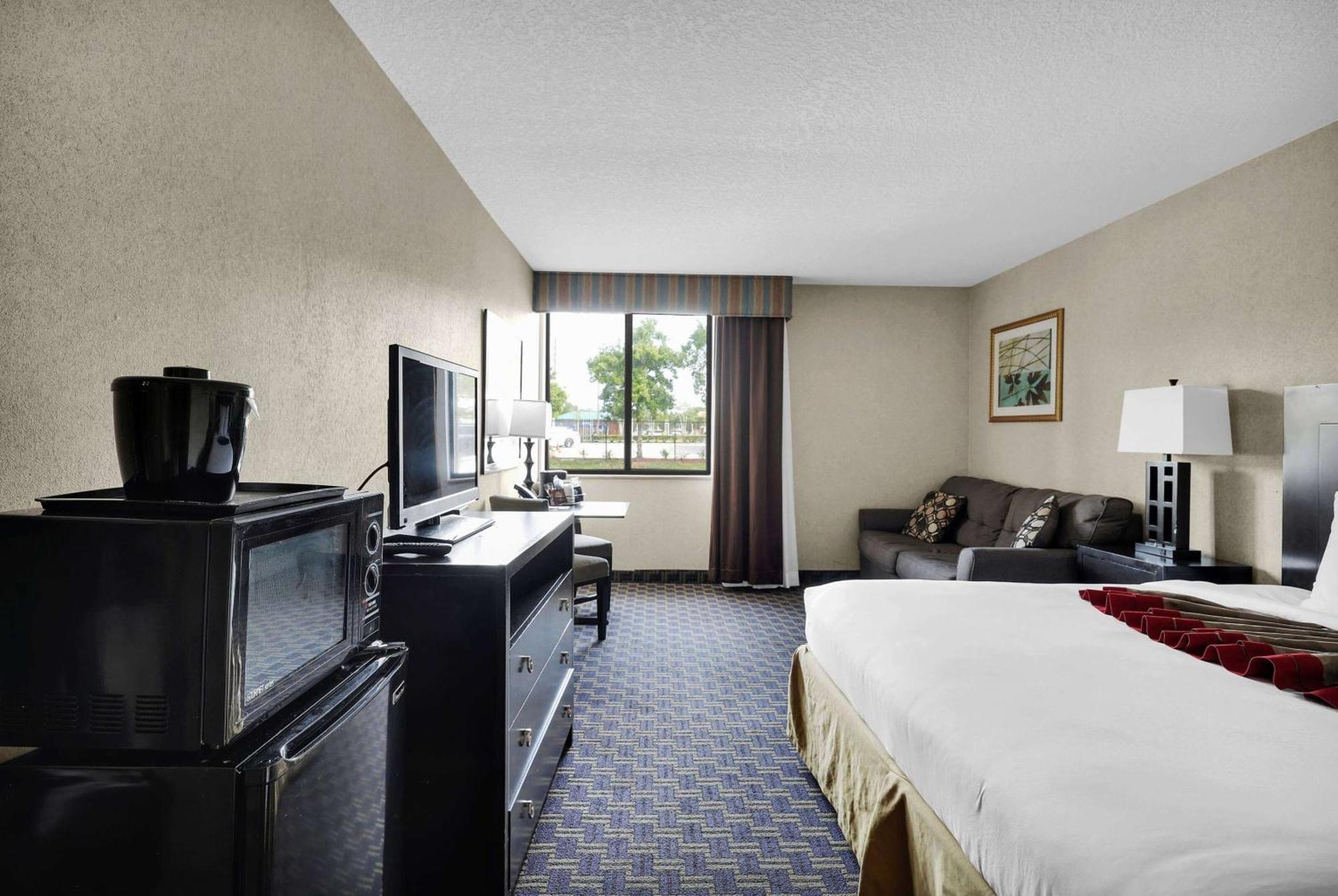 Ramada By Wyndham Jacksonville I-95 By Butler Blvd Extérieur photo