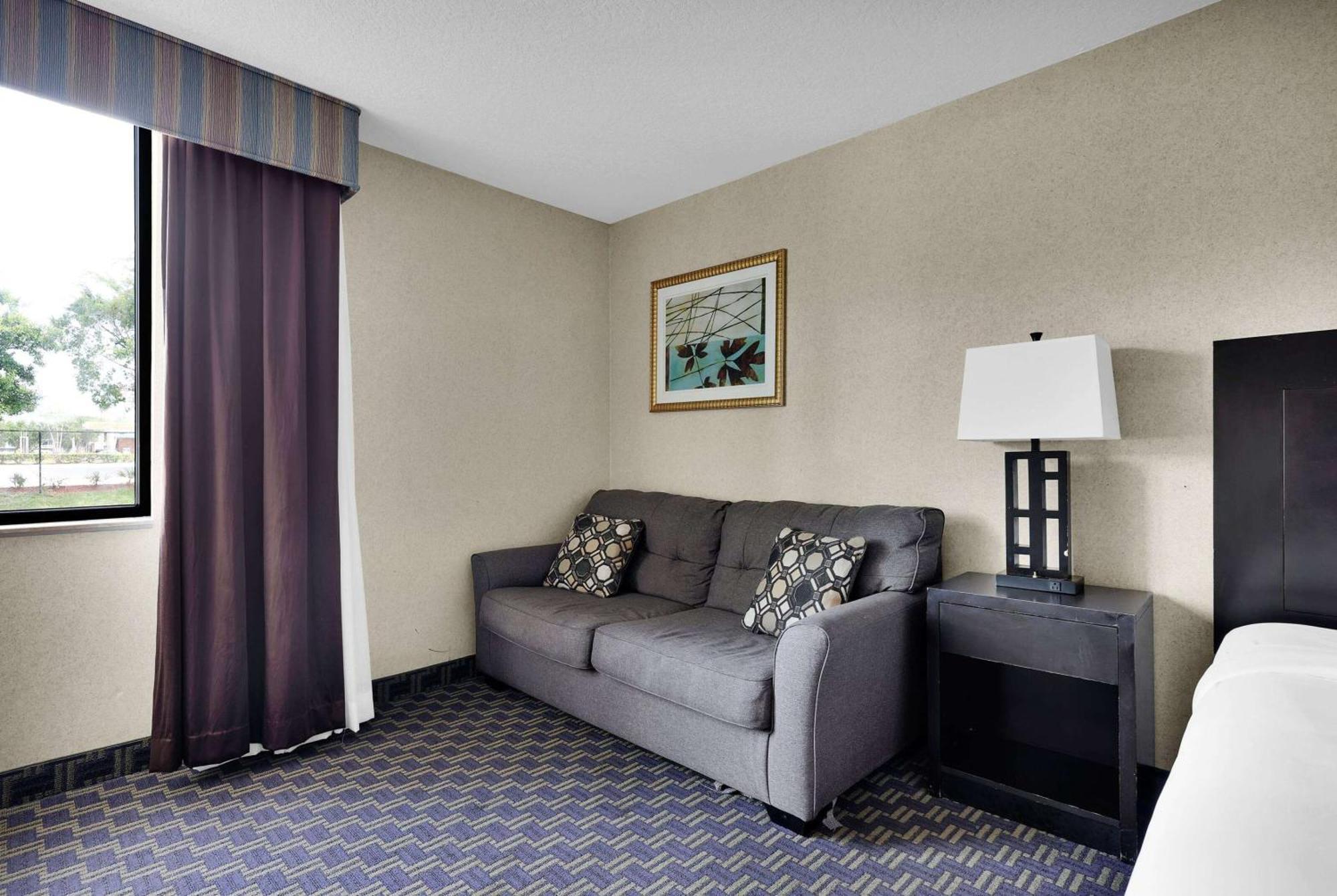 Ramada By Wyndham Jacksonville I-95 By Butler Blvd Extérieur photo